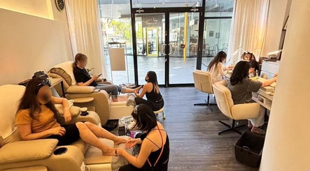 顾客在Genevieve Nail & Lash Salon享受美甲和休闲服务，位于澳大利亚昆士兰南港。