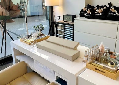 优雅整洁的美甲区，位于南港的Genevieve Nail & Lash Salon，昆士兰，澳大利亚。
