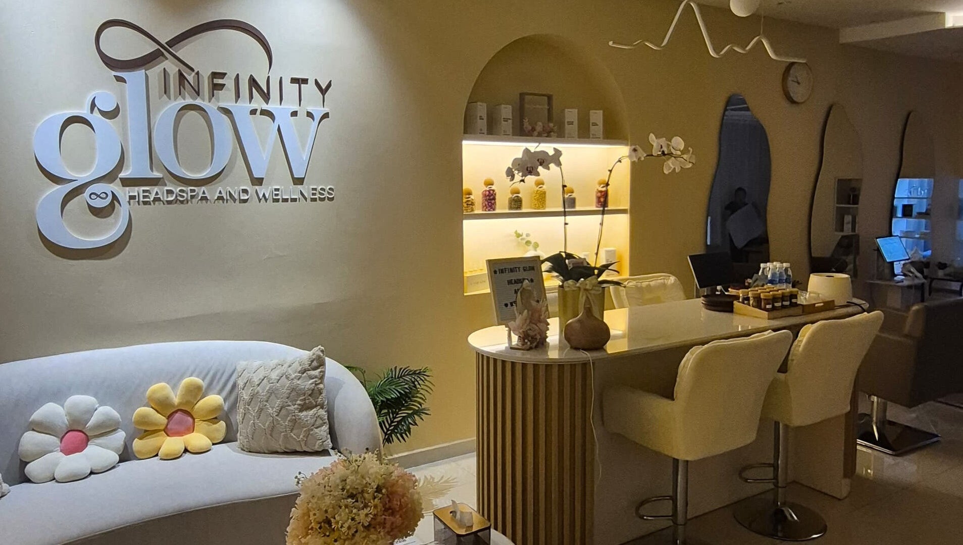 Relaxing lounge at Infinity Glow Headspa and Wellness in Petaling Jaya, Selangor, MY featuring cozy seating.