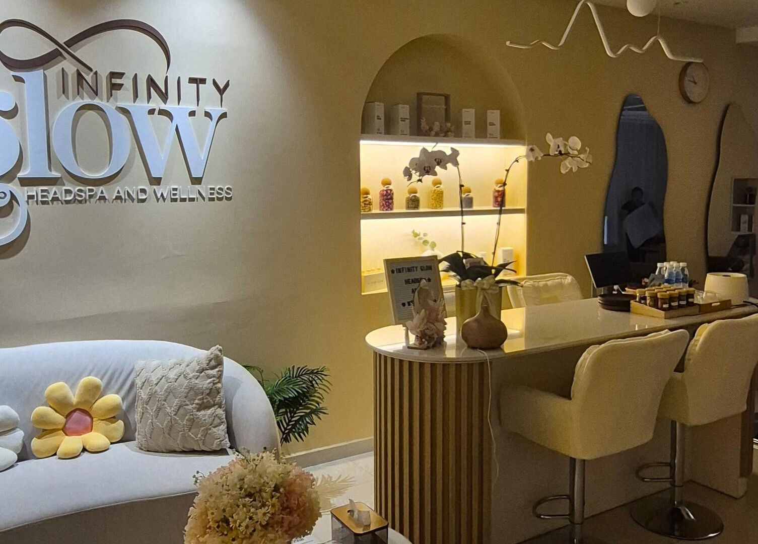 Relaxing lounge at Infinity Glow Headspa and Wellness in Petaling Jaya, Selangor, MY featuring cozy seating.