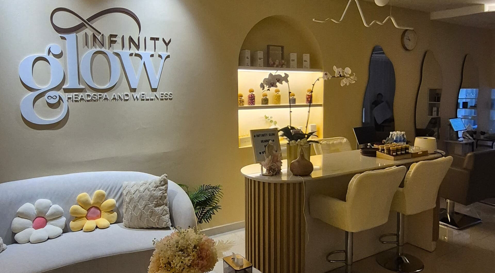 Relaxing lounge at Infinity Glow Headspa and Wellness in Petaling Jaya, Selangor, MY featuring cozy seating.