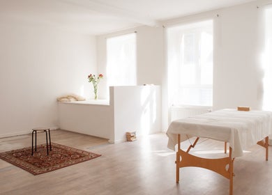 Heller Massageraum bei Ralf Hiemisch - Massagen & Alexandertechnik im JETZT & HIER, Berlin, Berlin, DE.