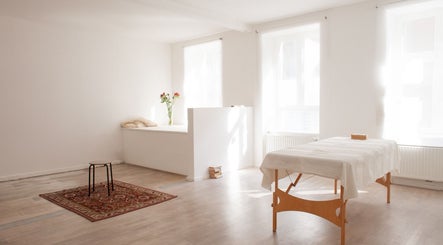 Heller Massageraum bei Ralf Hiemisch - Massagen & Alexandertechnik im JETZT & HIER, Berlin, Berlin, DE.
