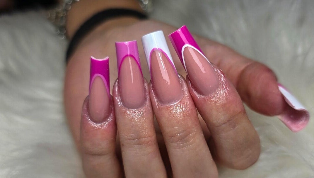 Elegante nail art rosa e bianca presso Sara Nailroom, Roma, Lazio, IT.