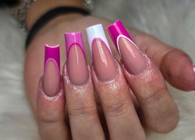 Elegante nail art rosa e bianca presso Sara Nailroom, Roma, Lazio, IT.