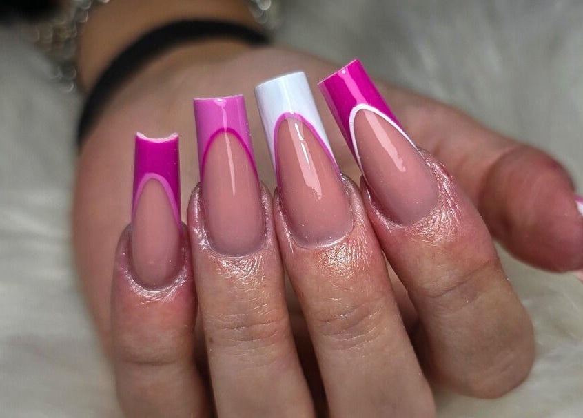 Elegante nail art rosa e bianca presso Sara Nailroom, Roma, Lazio, IT.