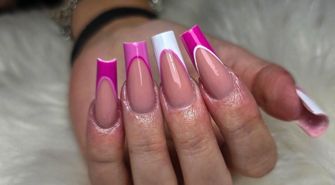 Elegante nail art rosa e bianca presso Sara Nailroom, Roma, Lazio, IT.