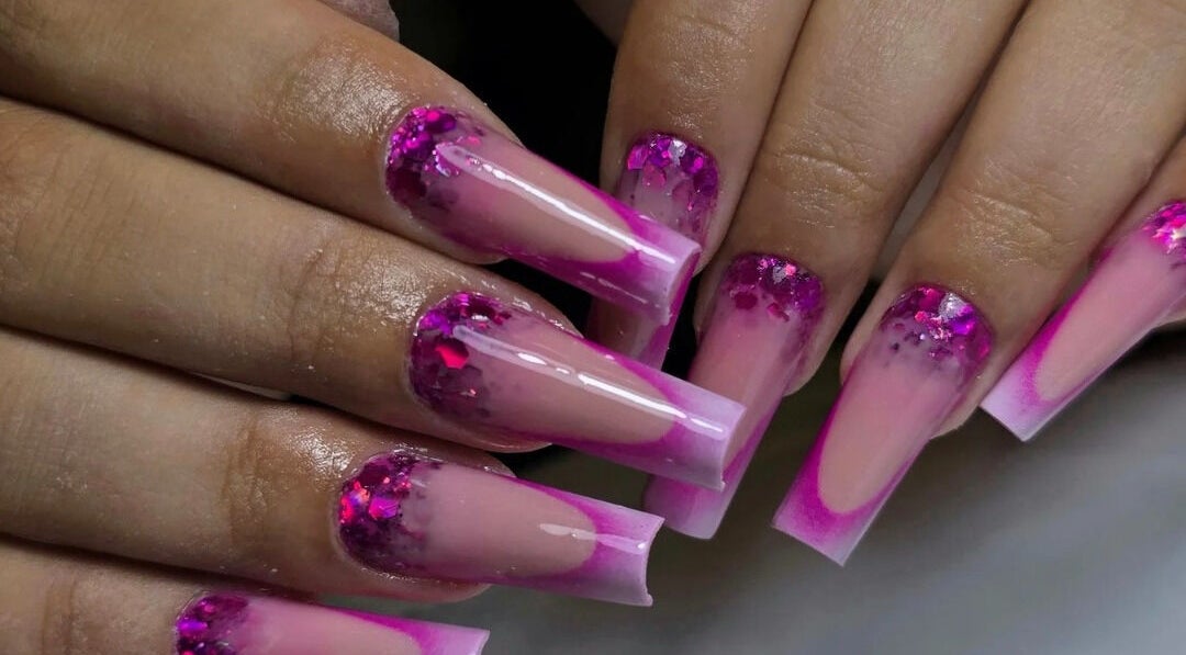 Unghie artistiche rosa con glitter a Sara Nailroom, Roma, Lazio, IT.