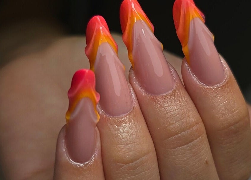 Unghie con design fiamme arancioni a Sara Nailroom, Roma, Lazio, IT.