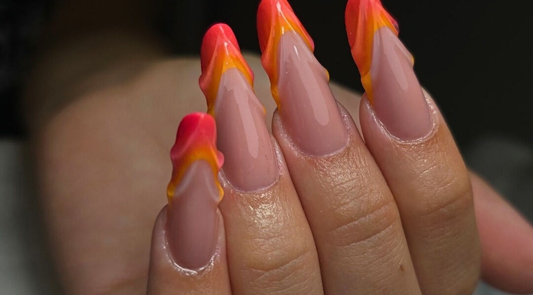 Unghie con design fiamme arancioni a Sara Nailroom, Roma, Lazio, IT.