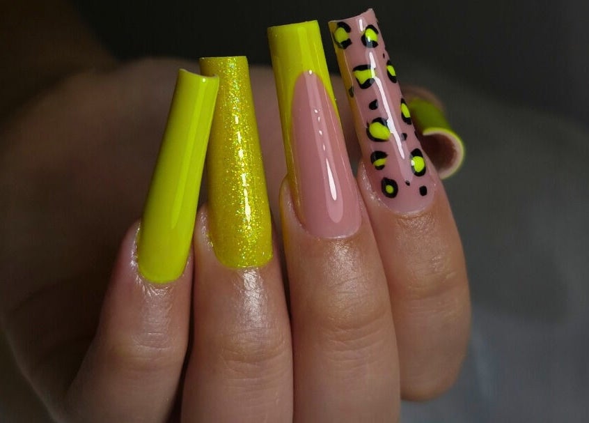 Nail design unico presso Sara Nailroom, Roma, Lazio, IT con colori vivaci e motivi artistici.