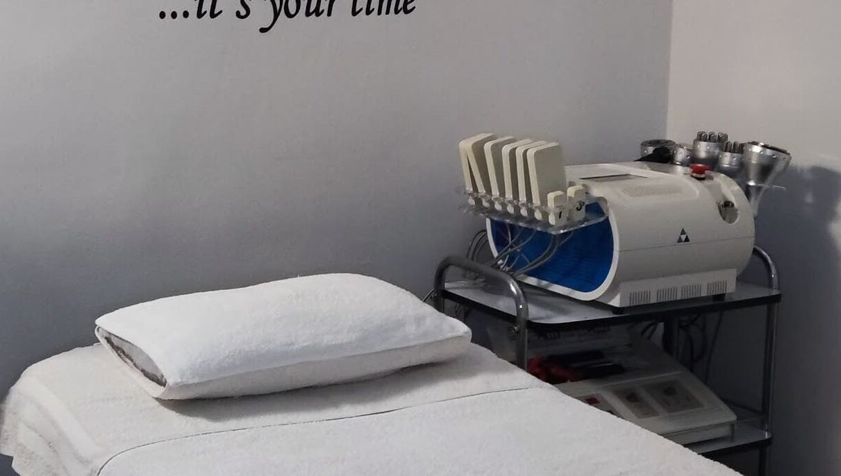 Sala de tratamiento en Adriana Zullo MESOSKIN, Barcelona, Catalunya, ES, con cama y equipo avanzado.