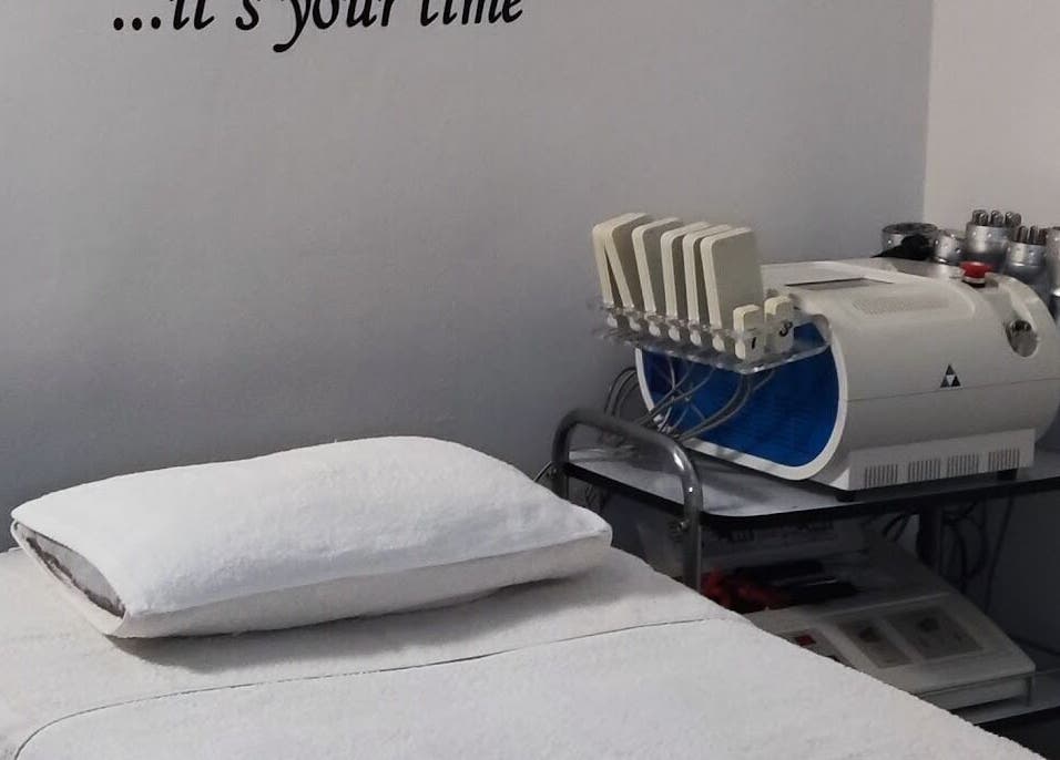 Sala de tratamiento en Adriana Zullo MESOSKIN, Barcelona, Catalunya, ES, con cama y equipo avanzado.