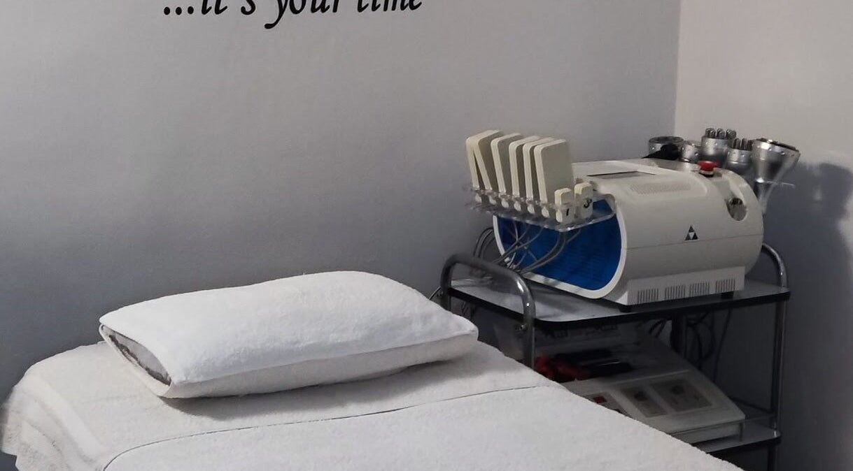 Sala de tratamiento en Adriana Zullo MESOSKIN, Barcelona, Catalunya, ES, con cama y equipo avanzado.