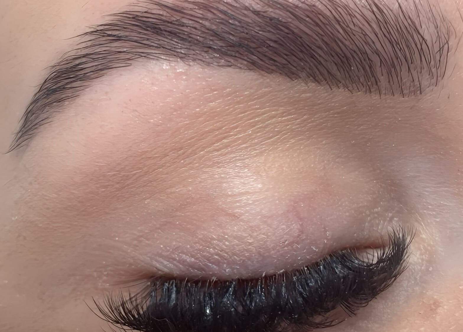 Sourcils et cils élégants chez Cil Vous Plait Madame, Auvillers-les-forges, Grand Est, FR.