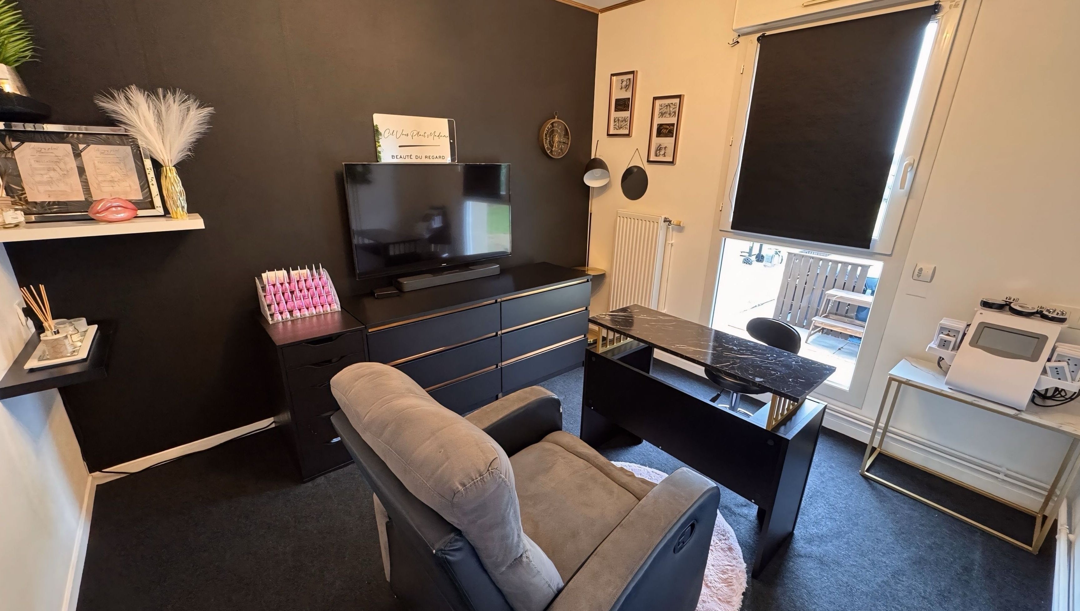 Salon élégant à Cil Vous Plait Madame, Auvillers-les-forges, Grand Est, FR, avec fauteuil de détente.