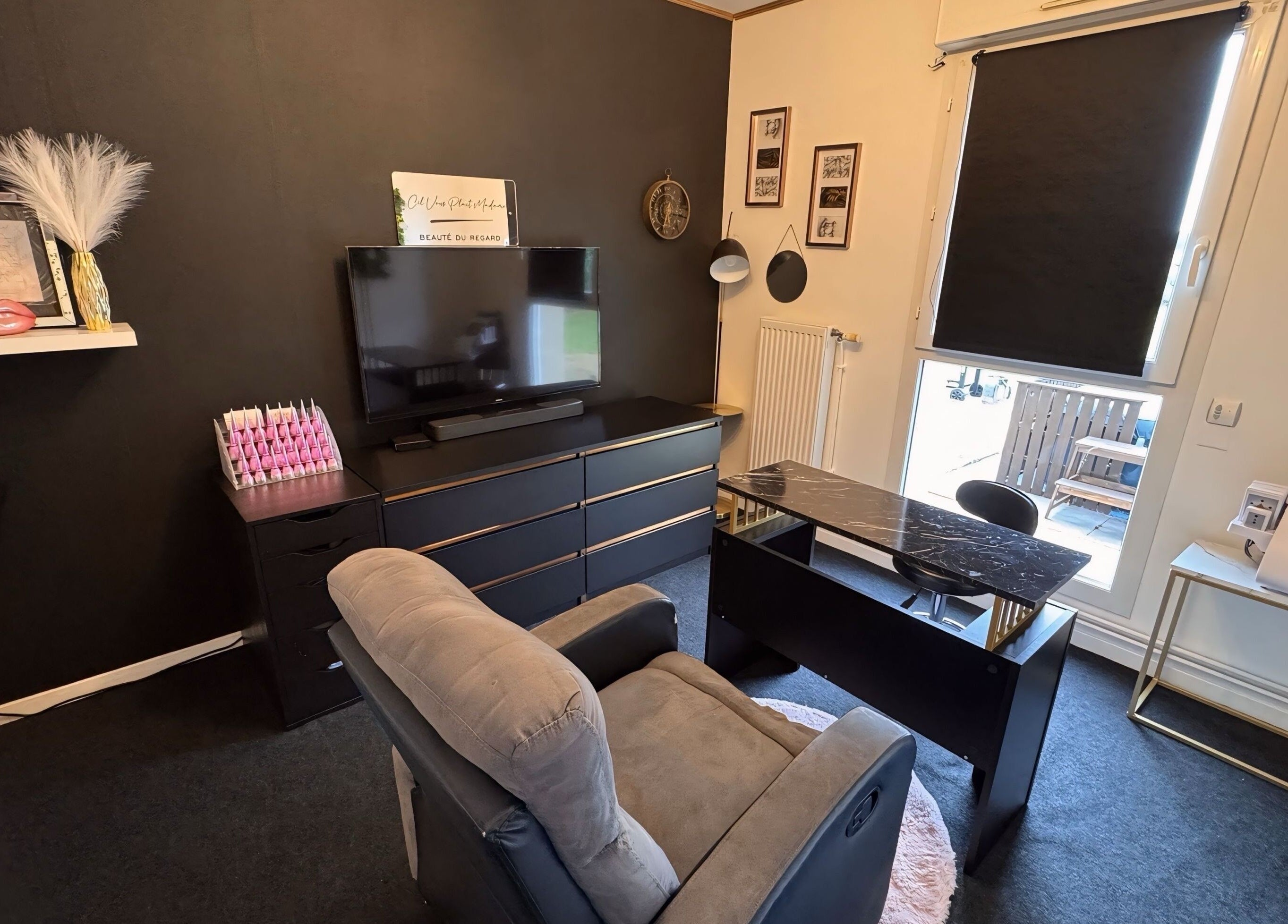 Salon élégant à Cil Vous Plait Madame, Auvillers-les-forges, Grand Est, FR, avec fauteuil de détente.