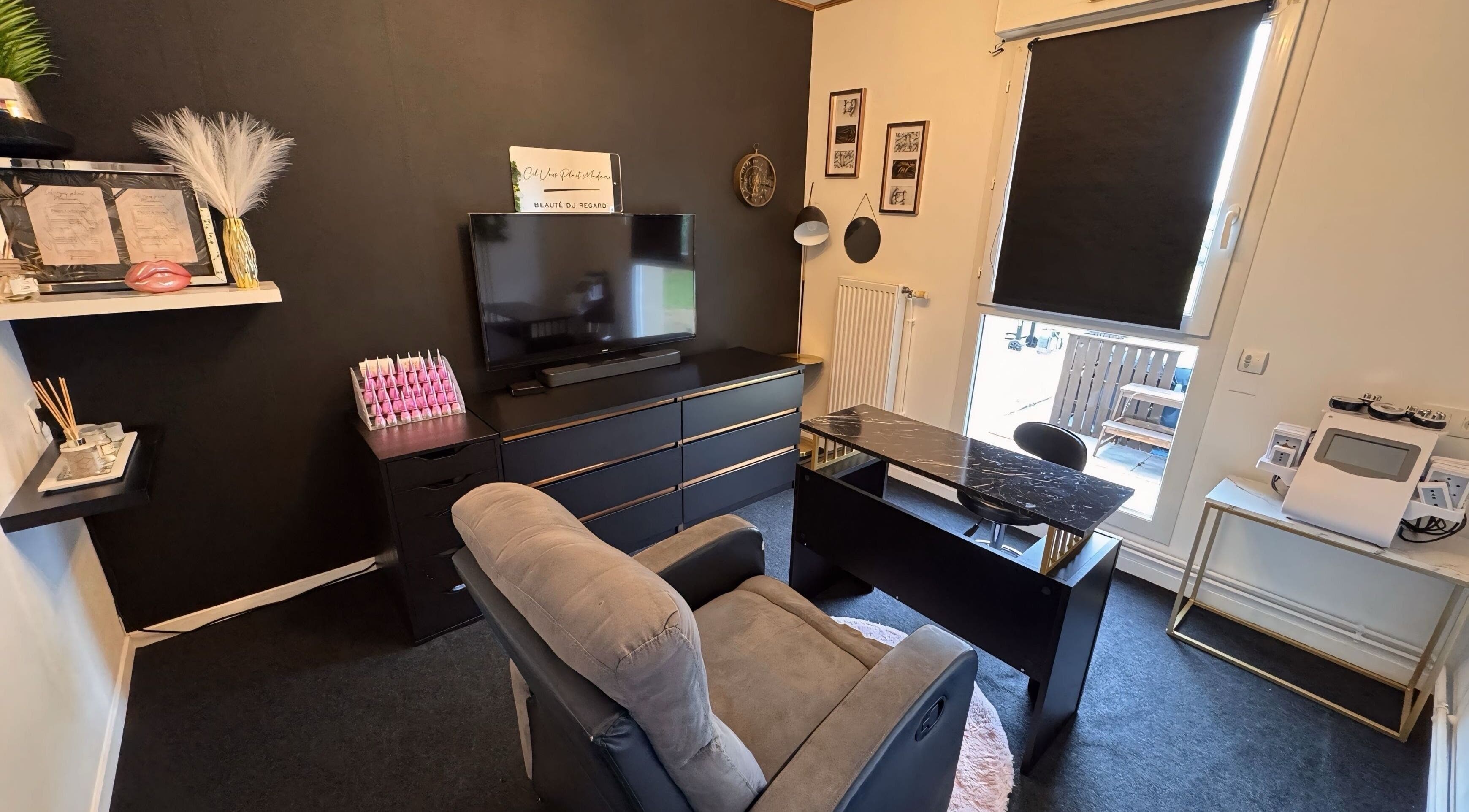 Salon élégant à Cil Vous Plait Madame, Auvillers-les-forges, Grand Est, FR, avec fauteuil de détente.