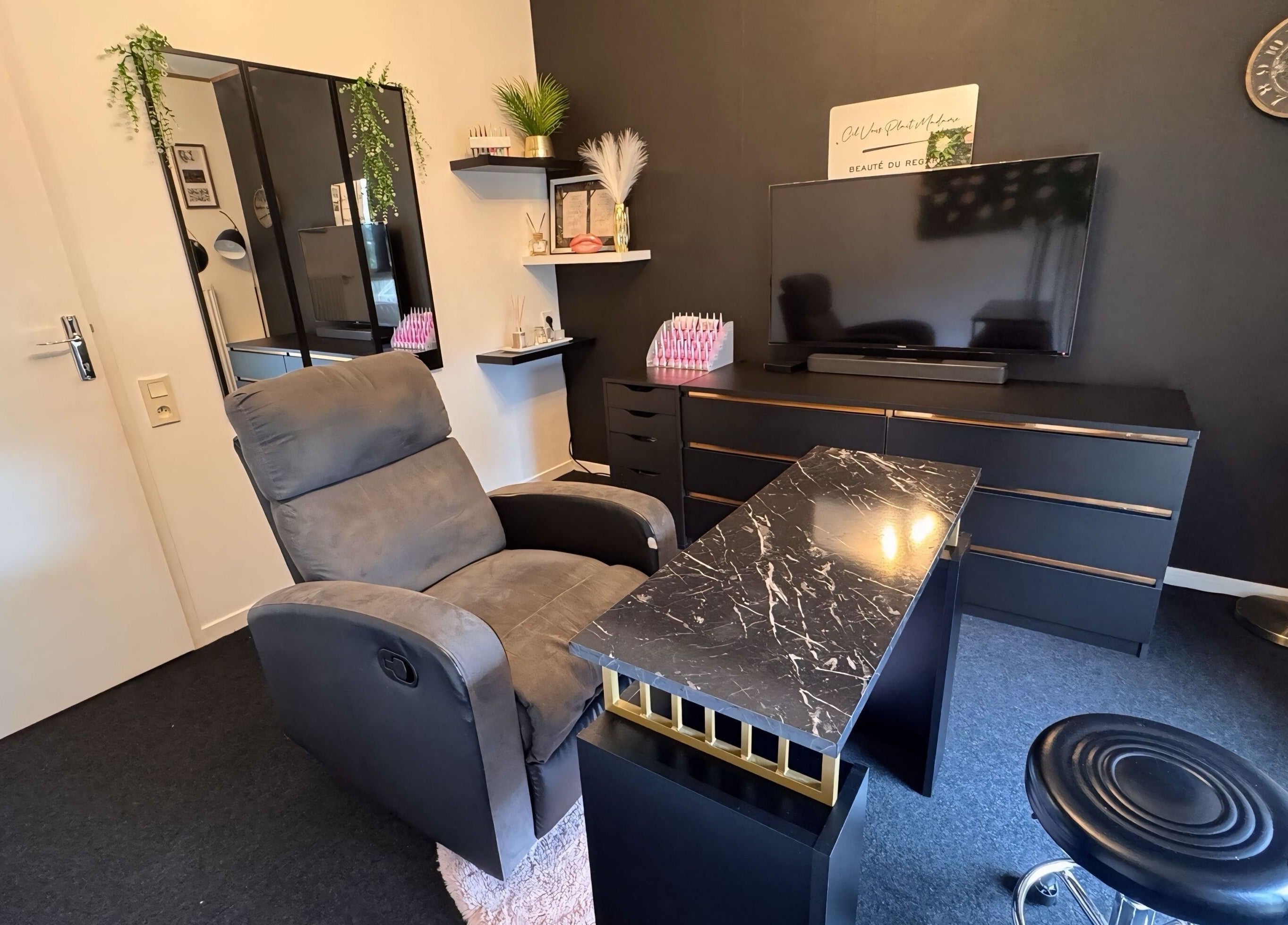 Intérieur moderne et élégant du salon de beauté Cil Vous Plait Madame, Auvillers-les-forges, Grand Est, FR.