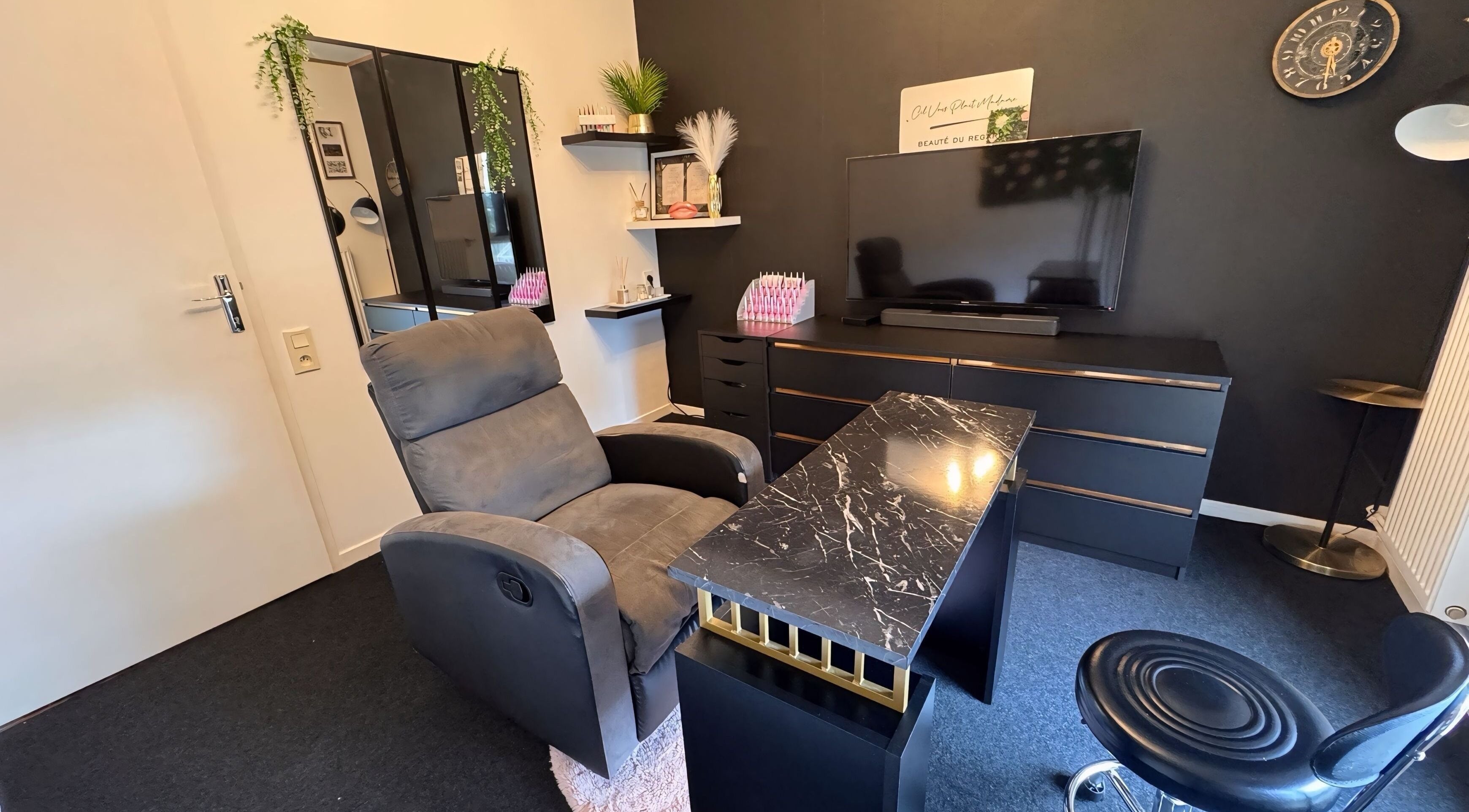 Intérieur moderne et élégant du salon de beauté Cil Vous Plait Madame, Auvillers-les-forges, Grand Est, FR.