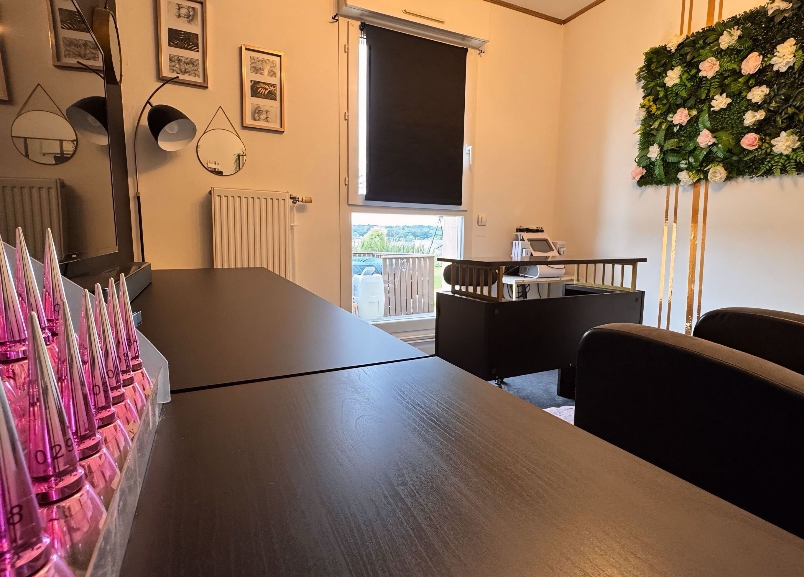 Espace de détente chez Cil Vous Plait Madame à Auvillers-les-forges, Grand Est, FR, avec décor floral luxuriant.