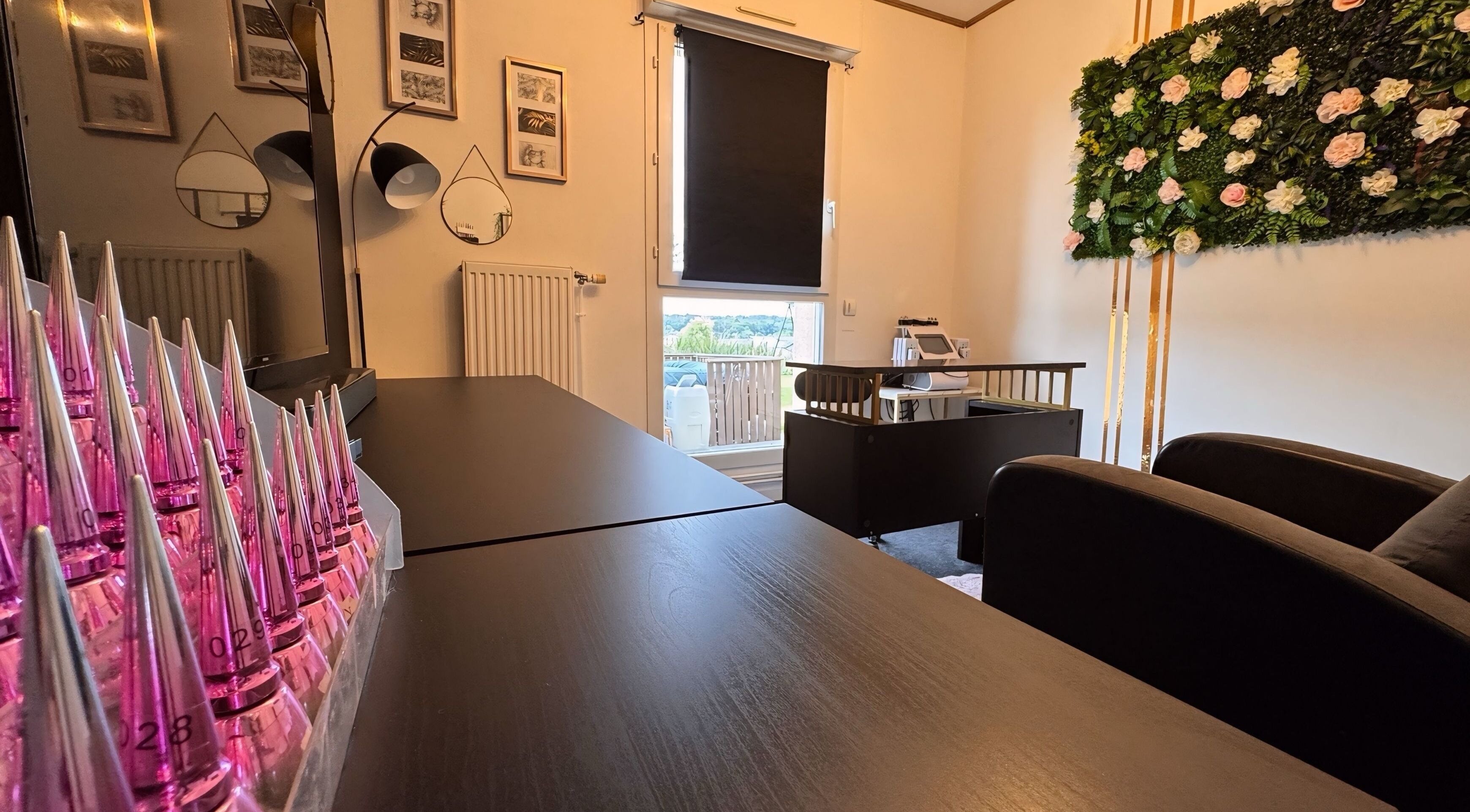 Espace de détente chez Cil Vous Plait Madame à Auvillers-les-forges, Grand Est, FR, avec décor floral luxuriant.