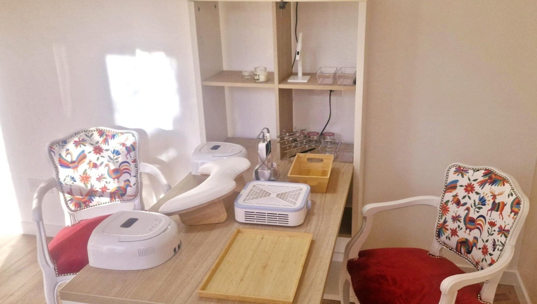 Espace manicure élégant de L'atelier by Mia Nails à Mably, Auvergne-rhône-alpes, FR avec chaises colorées.