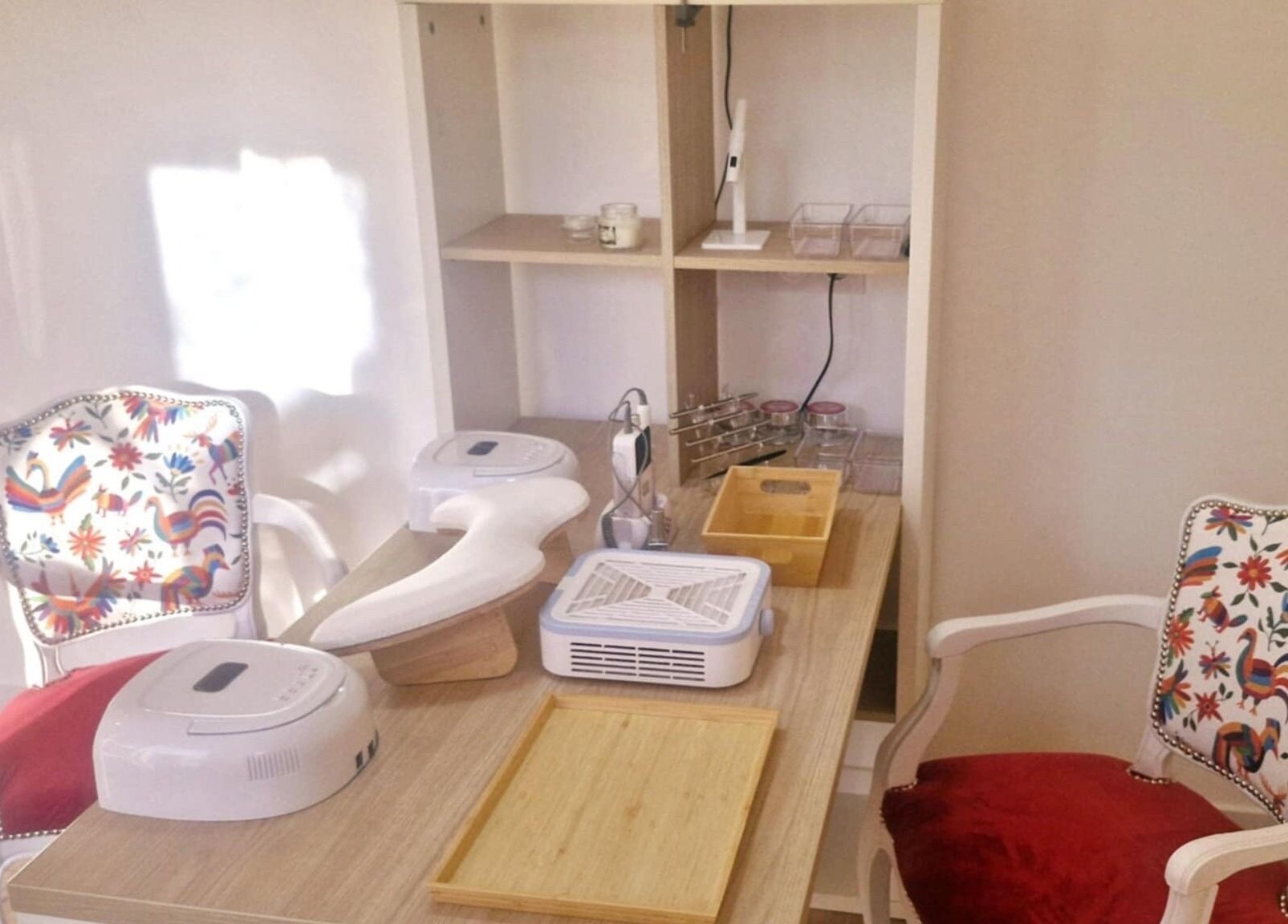 Espace manicure élégant de L'atelier by Mia Nails à Mably, Auvergne-rhône-alpes, FR avec chaises colorées.