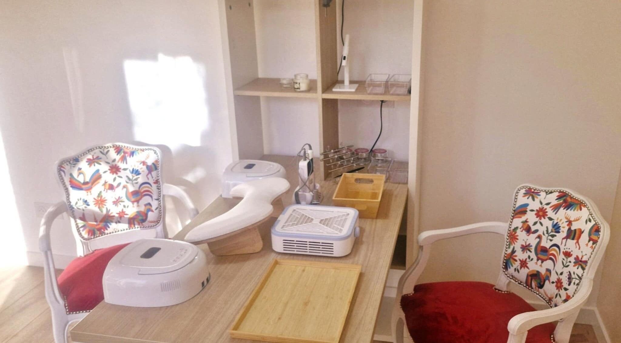 Espace manicure élégant de L'atelier by Mia Nails à Mably, Auvergne-rhône-alpes, FR avec chaises colorées.