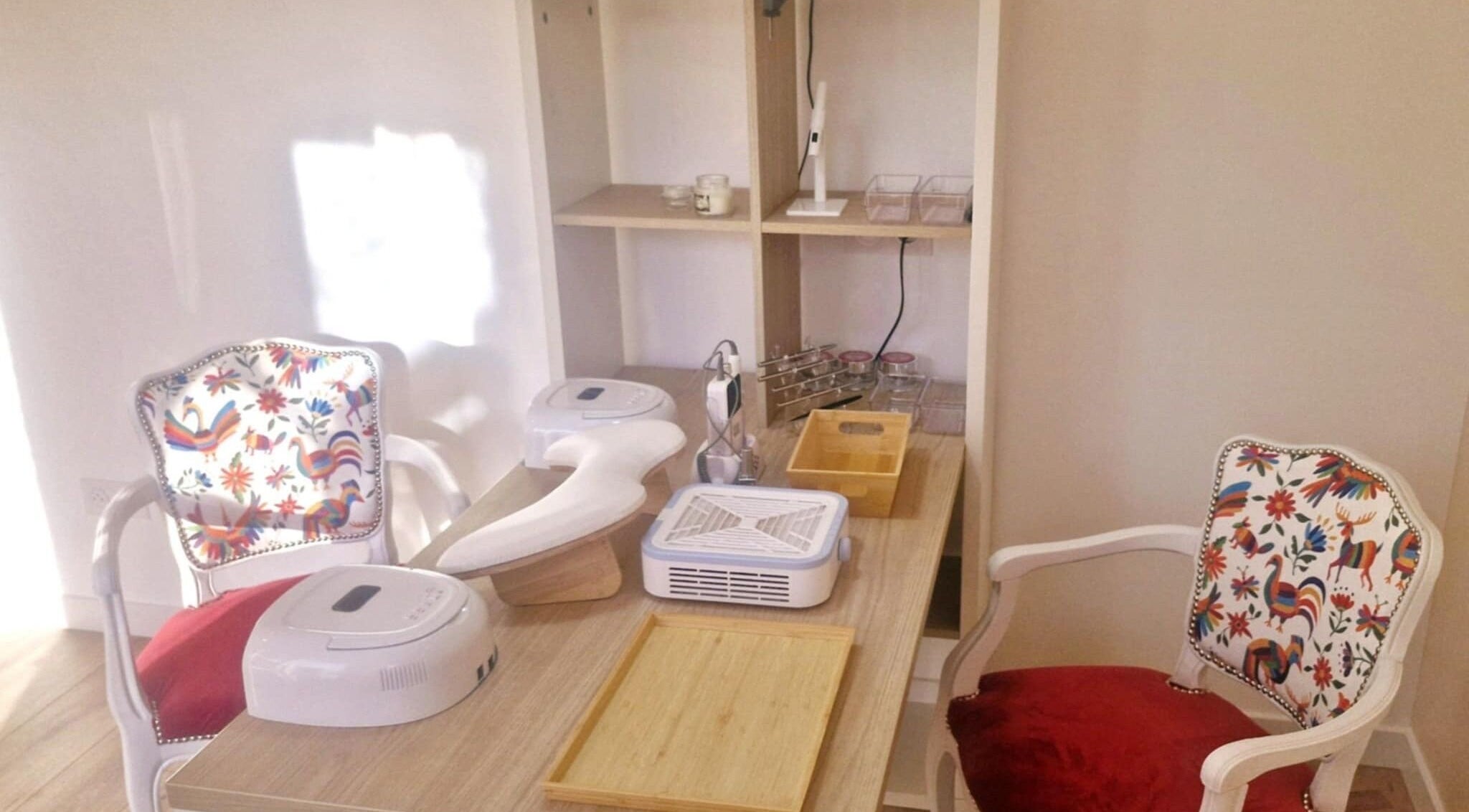 Espace manicure élégant de L'atelier by Mia Nails à Mably, Auvergne-rhône-alpes, FR avec chaises colorées.