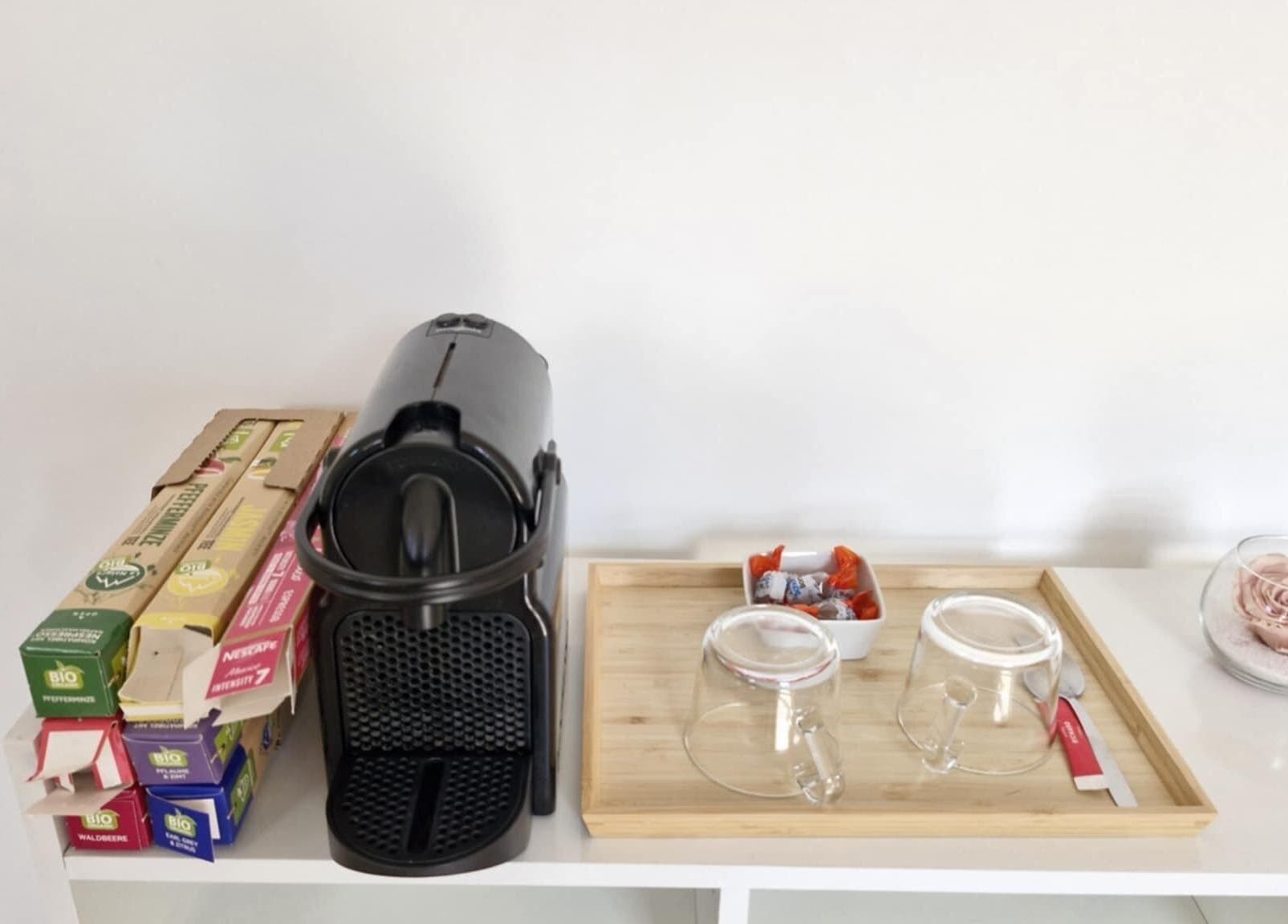 Coin café accueillant à L'atelier by Mia Nails, Mably, Auvergne-rhône-alpes, FR avec machine à café et décor.