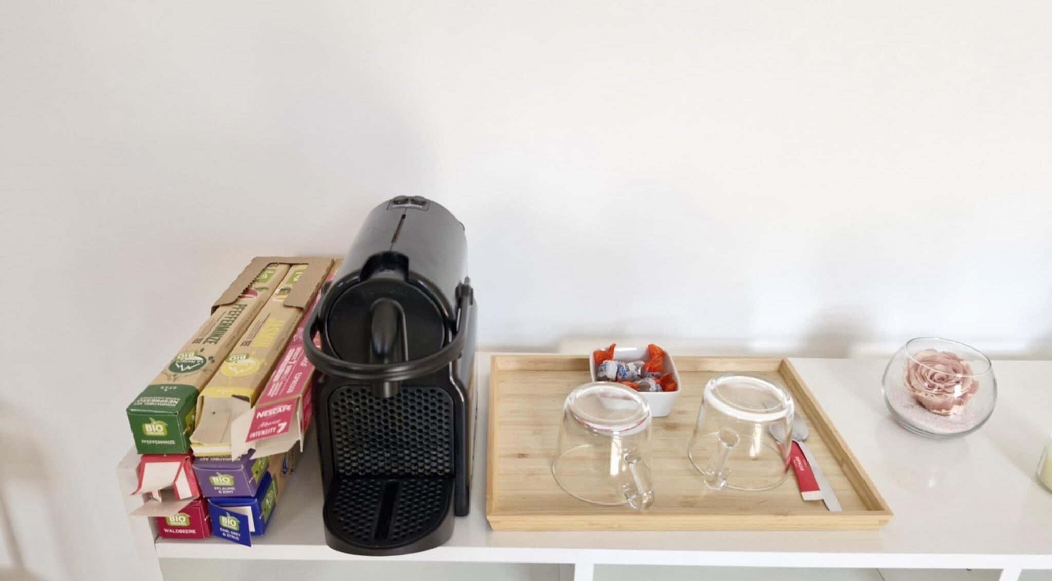 Coin café accueillant à L'atelier by Mia Nails, Mably, Auvergne-rhône-alpes, FR avec machine à café et décor.