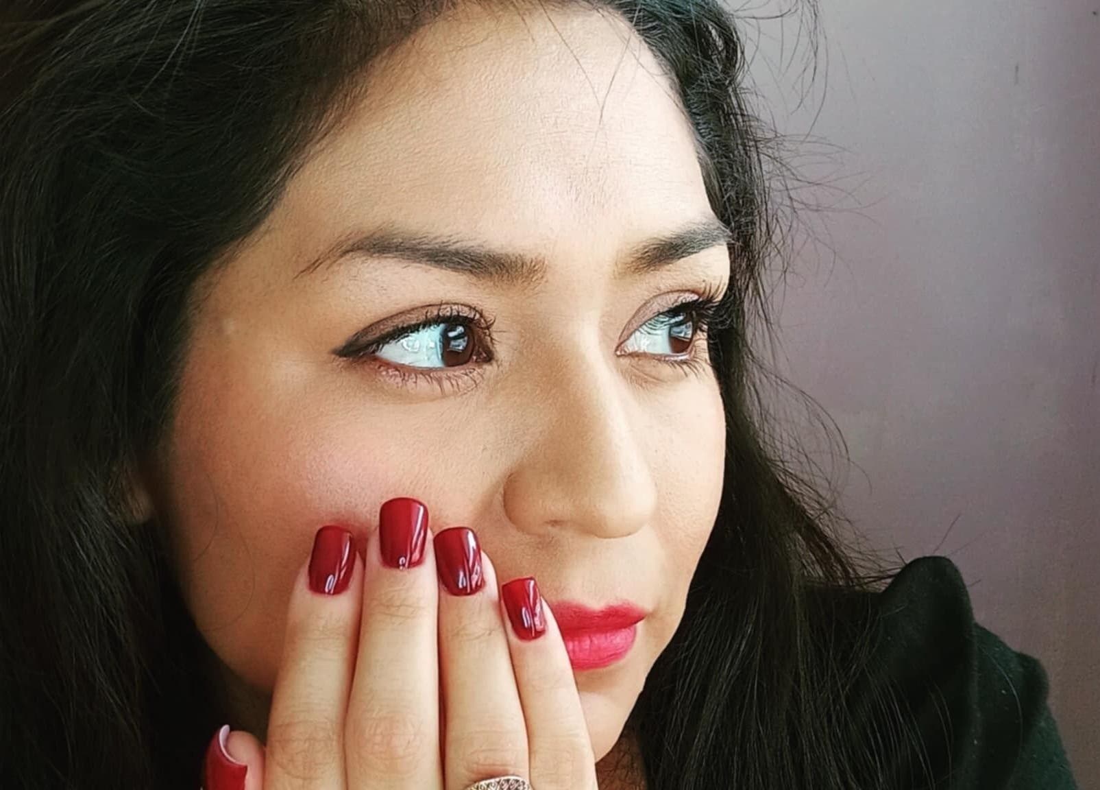 Femme avec manucure rouge à L'atelier by Mia Nails, Mably, Auvergne-rhône-alpes, FR.