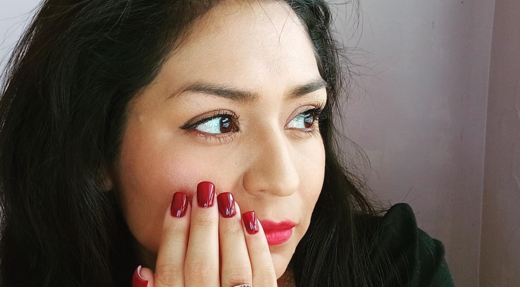 Femme avec manucure rouge à L'atelier by Mia Nails, Mably, Auvergne-rhône-alpes, FR.