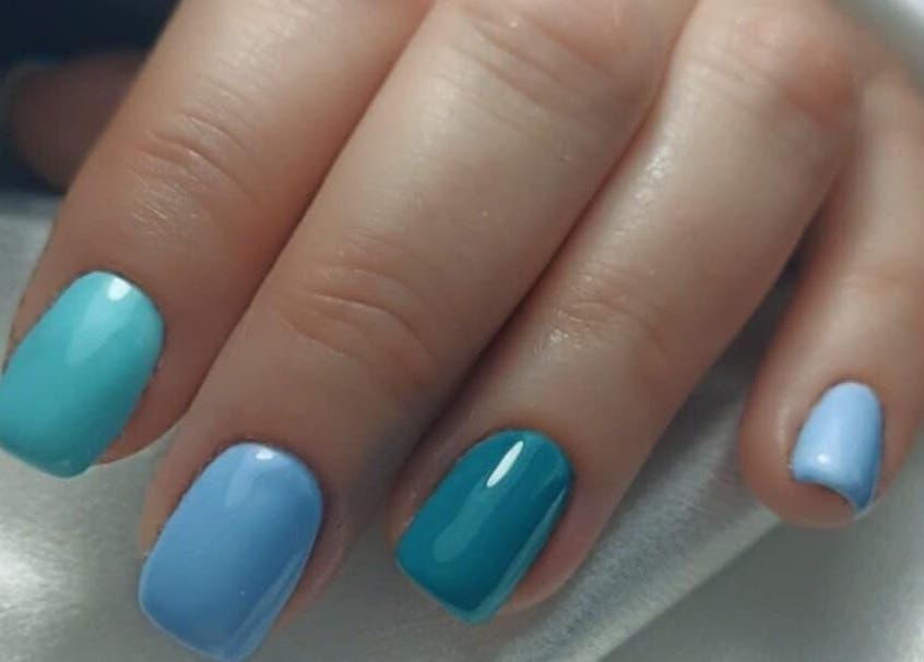 Manucure bleu océan par L'atelier by Mia Nails à Mably, Auvergne-rhône-alpes, FR