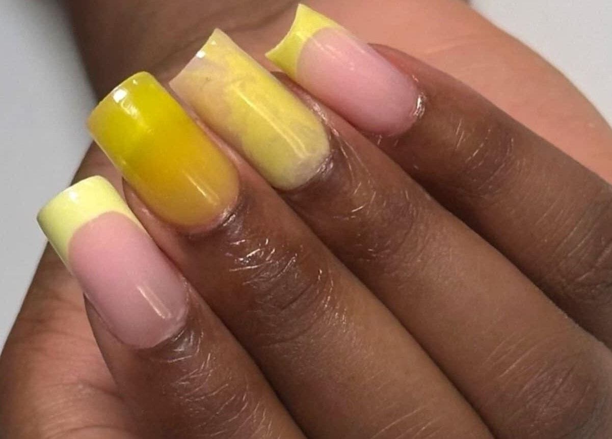 Manucure jaune moderne à L'atelier by Mia Nails, Mably, Auvergne-rhône-alpes, FR.