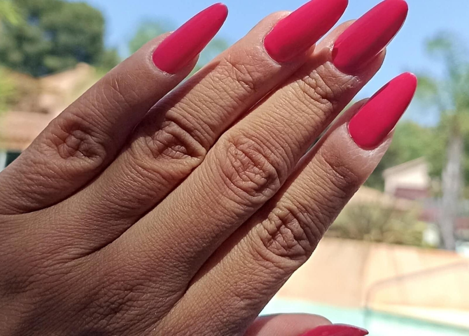 Ongles rouges éclatants au L'atelier by Mia Nails, Mably, Auvergne-rhône-alpes, FR, capturent l'essence de la beauté.