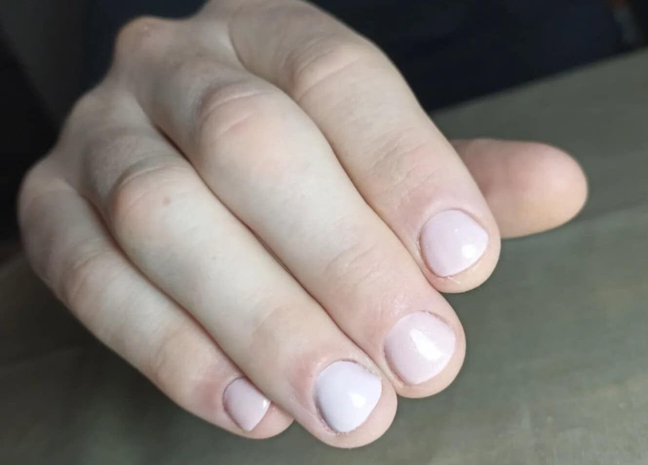 Manucure élégante à L'atelier by Mia Nails, Mably, Auvergne-rhône-alpes, FR.