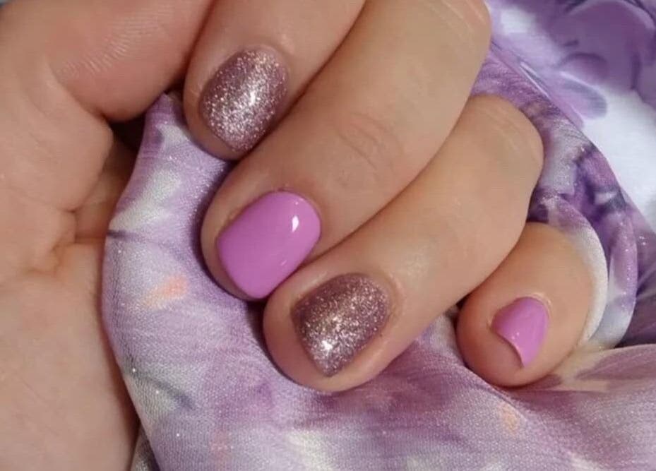 Mains avec vernis parme et pailleté chez L'atelier by Mia Nails, Mably, Auvergne-rhône-alpes, FR.