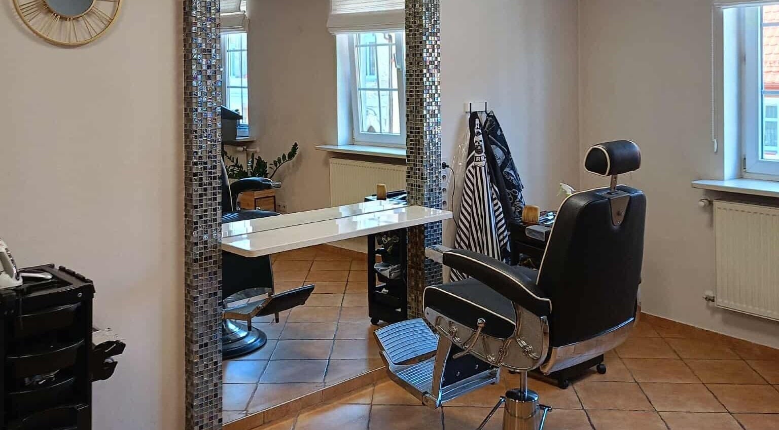 Stylowe wnętrze Barber Grzegorz Kowalski w Wieleń, Województwo Wielkopolskie, PL. Elegancki wystrój salonu.