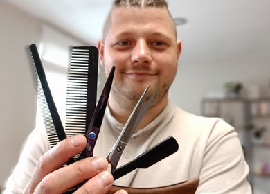 Fryzjer w Barber Grzegorz Kowalski w Wieleń, Województwo Wielkopolskie prezentuje swoje narzędzia.