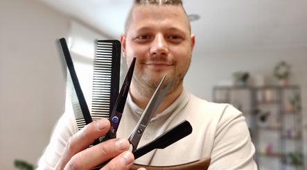 Fryzjer w Barber Grzegorz Kowalski w Wieleń, Województwo Wielkopolskie prezentuje swoje narzędzia.