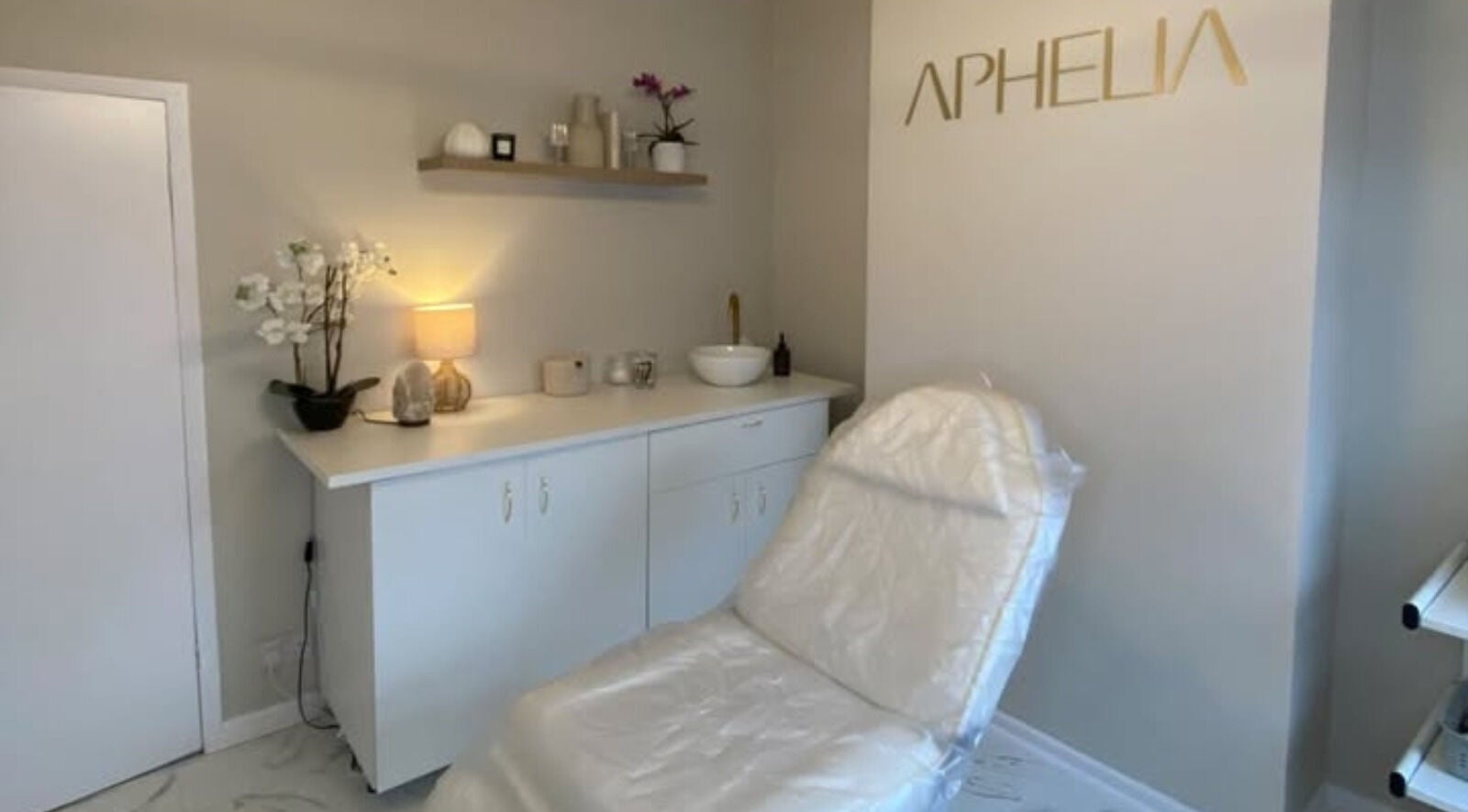 Relaxing treatment room at Aphelia Aesthetics in Barrow Upon Soar, England, GB with a comfortable chair and elegant decor.