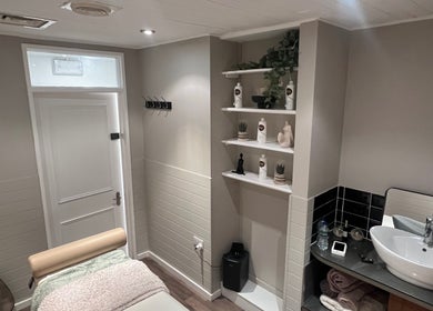 Relaxing massage room at Xela Massage and Recovery, Willerby, England. Cozy ambiance with a plush therapy bed.