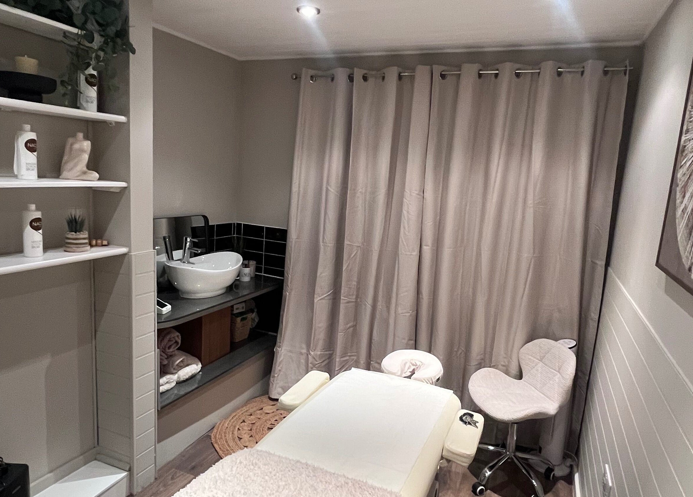 Peaceful massage room at Xela Massage and Recovery, Willerby, England, GB with a cozy treatment table.
