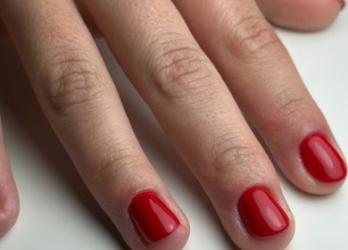 Unhas vermelhas impecáveis no Scarlett Nails, Requeixo, Aveiro, PT, destacando beleza e estilo.