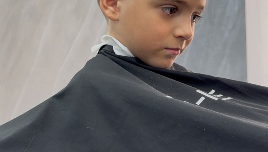 Un niño recibiendo un corte de cabello en THE LAB by Jaime Pirez, San Vicente De Alcántara, Extremadura, ES.