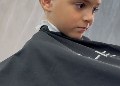 Un niño recibiendo un corte de cabello en THE LAB by Jaime Pirez, San Vicente De Alcántara, Extremadura, ES.