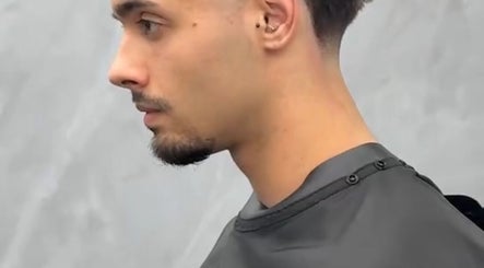Perfil de hombre con peinado moderno en THE LAB by Jaime Pirez, San Vicente De Alcántara, Extremadura, ES.