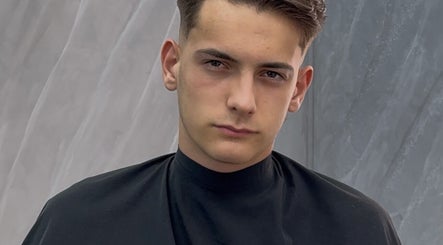 Cliente con corte de cabello moderno en THE LAB by Jaime Pirez, San Vicente De Alcántara, Extremadura, ES.
